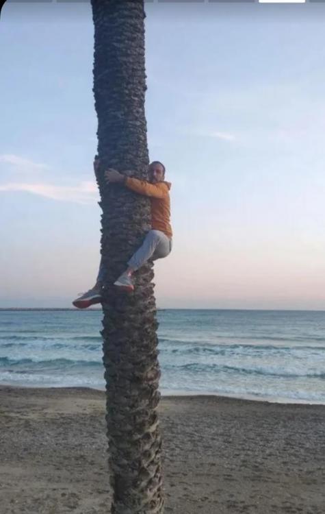 Screenshot_2022-12-08-23-44-24-015_com.tinder.thumb.jpg.7abe4ecbef38aed55125765312878cf3.jpg